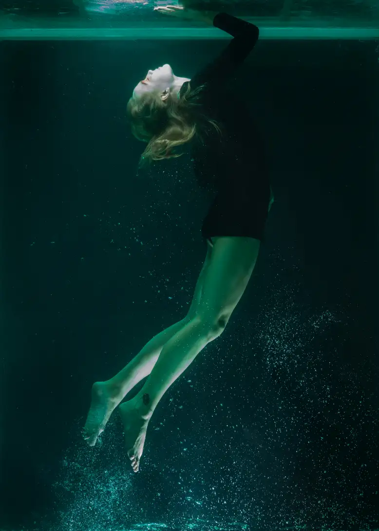 stela cavrić potreba duše ženska osoba pod vodom